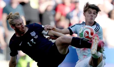 Tim Ream (i) de Estados Unidos, y Charles De Ketelaere, de Bélgica, en acción 