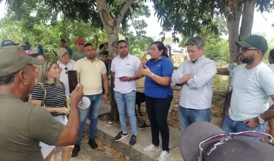 Reunión sostenida entre funcionarios de Triple A y la comunidad. 
