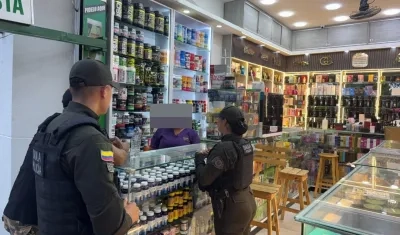 Unidades del Gaula en una campaña contra la extorsión en el comercio