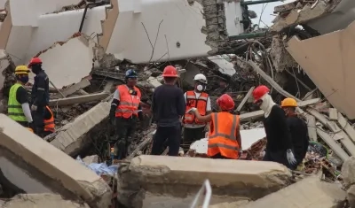 Voluntarios en una edificación destruida por los terremotos.