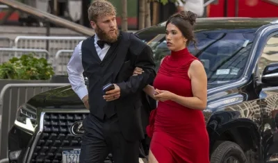 El jugador de fútbol americano Cooper Kupp y su esposa Anna Marie Kupp llegan al matrimonio. 