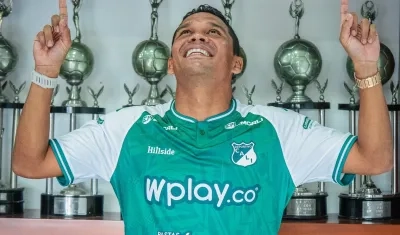 Carlos Bacca con la camiseta de su nuevo equipo. 