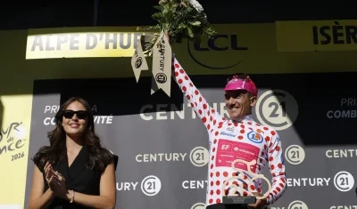 El ecuatoriano Richard Carapaz se apoderó de la camiseta de puntos rojos en la etapa con final en Alpe d'Huez.