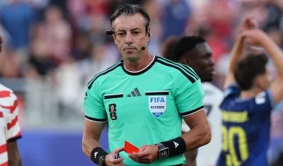 Raphael Claus, árbitro brasileño del partido Estados Unidos y Bosnia Herzegovina.