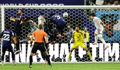 Acción del tercer gol argentino convertido por Diney Borges, en su propio arco.