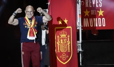 Luis De la Fuente celebrando el título de España en la plaza de Cibeles.