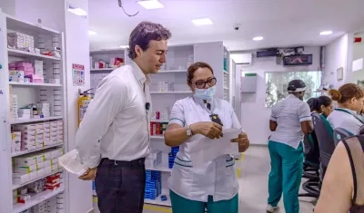 Superintendente Daniel Quintero durante una inspección a un dispensario.