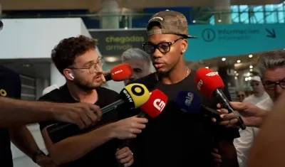 John Jáder Durán abordado por los periodistas en el aeropuerto Humberto Delgado.