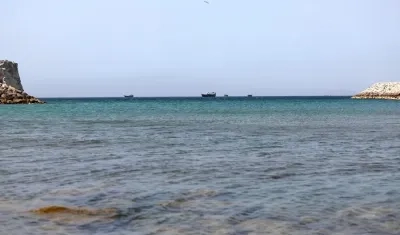 Algunos barcos transitando por el estrecho de Ormuz.