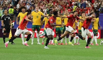 Jugadores de Egipto festejan tras imponerse en la tanda de penales, 