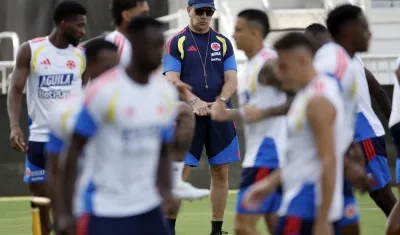 Néstor Lorenzo durante el entrenamiento de Colombia este miércoles en la sede del Inter Miami en Fort Lauderdale.