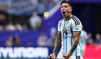 Enzo Fernández celebra tras marcar el gol de la victoria de Argentina. 