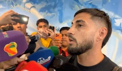 El delantero argentino Francisco Fydriszewski atendió a los medios a su llegada a Barranquilla.