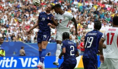 Ezri Konsa marca de cabeza el segundo gol de Inglaterra ante Francia. 
