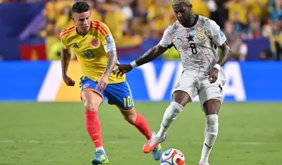 James Rodríguez persigue al ghanés Kwasi Sibo.