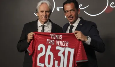 Jorge Jesus acompañado de Pedro Proenca, presidente de la Federación Portuguesa de Fútbol. 