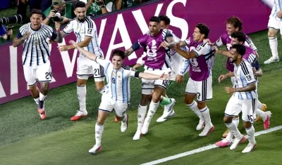 Julián Álvarez celebra tras marcar el segundo gol de Argentina en el primer tiempo suplementario.