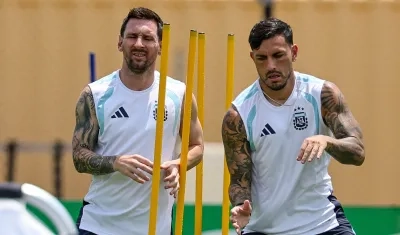 Lionel Messi y Leandro Paredes durante un entrenamiento de Argentina.