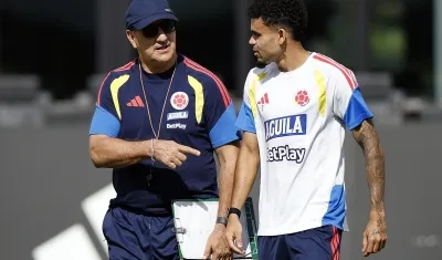 Néstor Lorenzo, técnico de Colombia, con el guajiro Luis Díaz. 