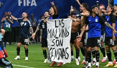 La pancarta que exhibieron los jugadores argentinos tras el partido contra Inglaterra.