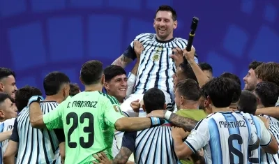 Lionel Messi celebra con sus compañeos tras la victoria en octavos sobre Egipto.