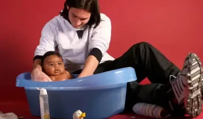 Lionel Messi, con 20 años, bañando a Lamine Yamal, de apenas meses de nacido.