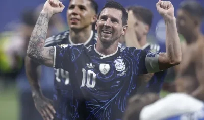 Lionel Messi celebra tras el triunfo sobre Inglaterra. 