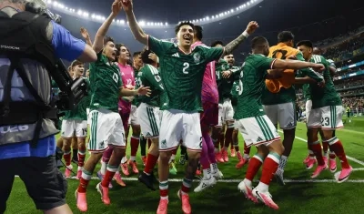 Jugadores de México celebrando el triunfo sobre Ecuador.