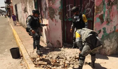 Integrantes de la Guardia Nacional de México remueven escombros provocados por el sismo de 7.4 registrado este viernes.