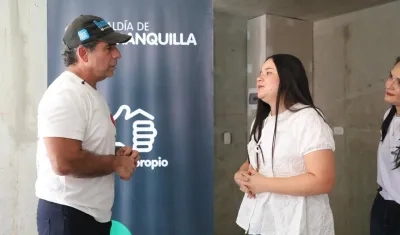 Alcalde Char con una de las beneficiarias de 'Mi Techo Propio'. 