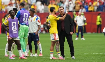 Néstor Lorenzo es consolado por Daniel Muñoz al final del partido.
