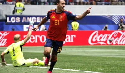 Mikel Oyarzabal inicia su festejo tras marcar el tercer gol de España. 