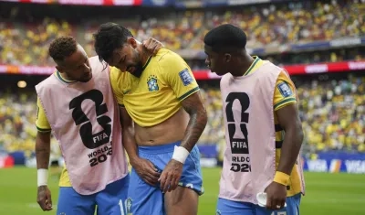 Lucas Paquetá saliendo de la cancha en el partido contra Japón. 