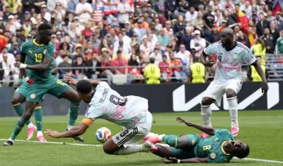 La pena máxima cometida por Lamine Camara a Youri Tielemans sobre el final del segundo tiempo suplementario.