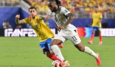 Gustavo Puerta trata de evitar la escapada del ghanés Antoine Semenyo.