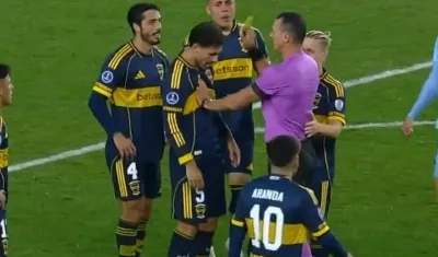 Momento en que Wílmar Roldán le muestra la tarjeta amarilla a Leandro Paredes.