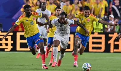 Jefferson Lerma y Daniel Muñoz intentan evitar el avance de Antoine Semenyo.