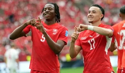 Johan Manzambi y Ruben Vargas, jugadores de la selección de Suiza.