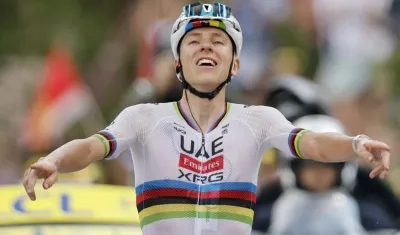 Tadej Pogacar cruza la meta como ganador de la sexta etapa del Tour de Francia. 