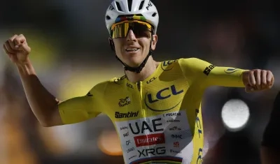 Tadej Pogacar celebra tras ganar la etapa 18 del Tour de Francia.