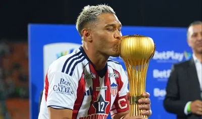 Teófilo Gutiérrez besa el trofeo de campeón con Junior en el primer semestre de 2026.