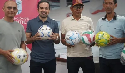 Iván Urquijo, director de Indeportes Atlántico, durante la entrega de implementos.