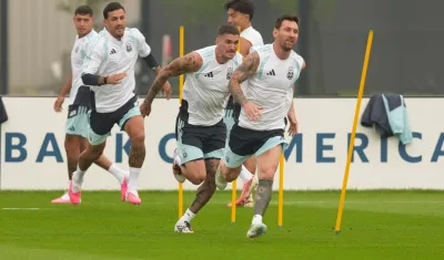 Leandro Paredes, Rodrigo De Paul y Lionel Messi, jugadores de la selección Argentina. 