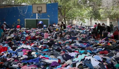 Personas seleccionan ropa en La Guaira, en Venezuela. 