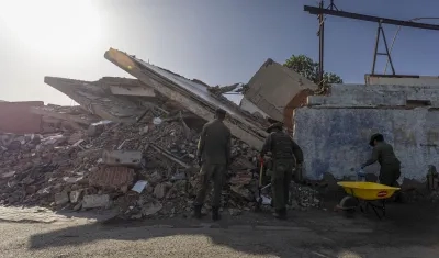 Miembros del Ejercito de Venezuela recogen escombros en zona del desastre. 