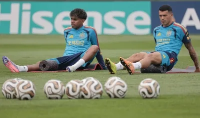 Lamine Yamal y Pedro Porro durante el entrenamiento de España este jueves.