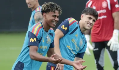 Lamine Yamal y Pau Cubarsí, jugadores de la selección española. 