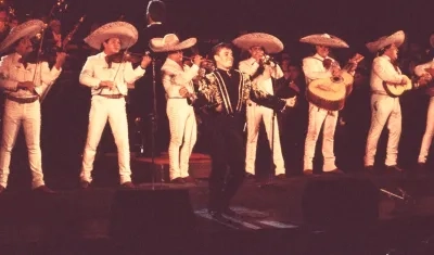 Juan Gabriel durante una escena de la película 'Juan Gabriel: Mi primer bellas artes' proyectada hoy. 