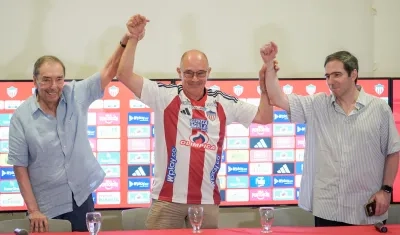 Antonio Char y Fuad Char durante la presentacion, hace un año, de Alfredo Arias como técnico del Junior. 