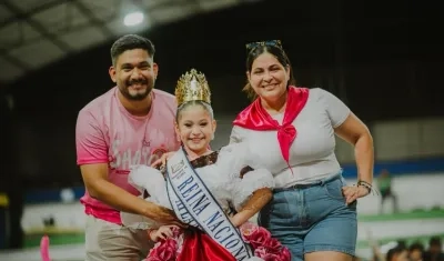 Shayoo Geraldino Cantillo junto a sus padres tras recibir la corona. 